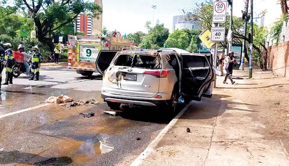 Una camioneta fue incendiada con una bomba molotov en las afueras del centro de votación Los Arcos, en Ciudad de Guatemala./ Prensa Libre 