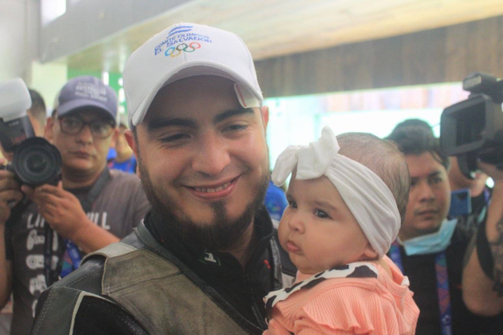 Israel Gutiérrez junto a su hija luego de haber ganado la primera medalla de Oro para El Salvador en los Juegos Centroamericanos / Foto de Gabriel Aquino.