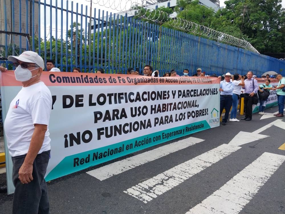 Frente a la Asamblea Legislativa, pidieron una reforma a la ley de lotificaciones. La solicitud no ingresó a la Asamblea Legislativa. / Cofoa.