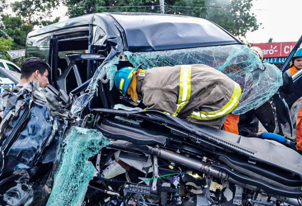 Accidente de este jueves donde reportaron dos lesionados luego que chocaran un microbús particular y una rastra. / Cortesía Bomberos 