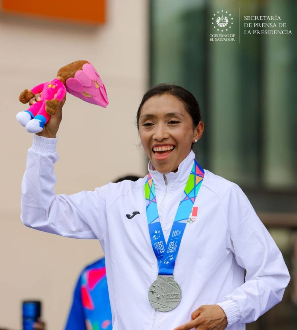 Así fue el emotivo abrazo a su hijo de atleta mexicana que ganó medalla