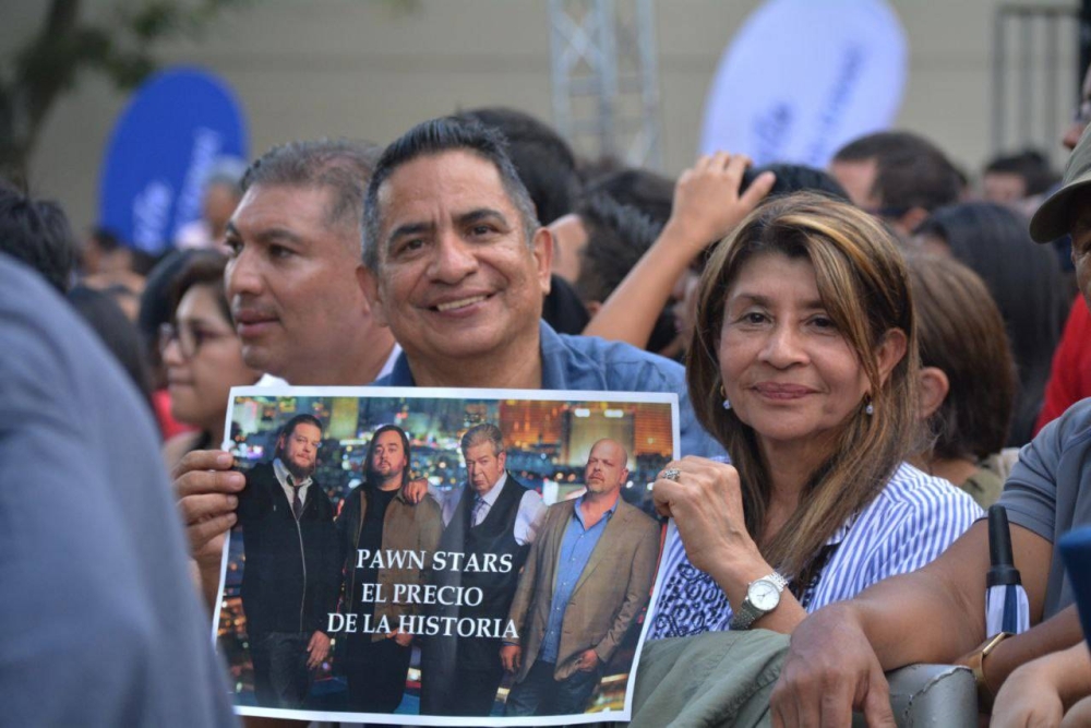 Algunos asistentes llegaron con carteles que Harrison apreció desde el escenario. / Foto: Lisbeth Ayala