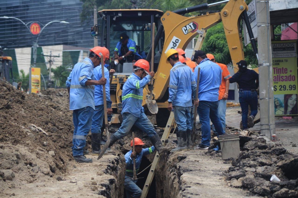 Personal de ANDA trabaja en la reparación de la cárcava. / Gabriel Aquino.