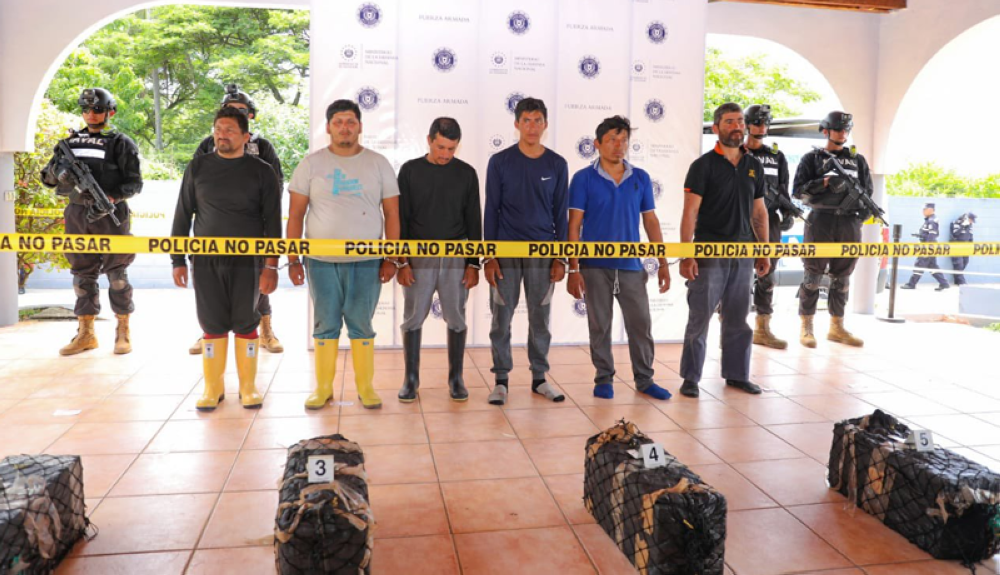 Los seis extranjeros detenidos y la droga incautada fueron presentados este lunes en la Costa del Sol / Gabinete de Seguridad.