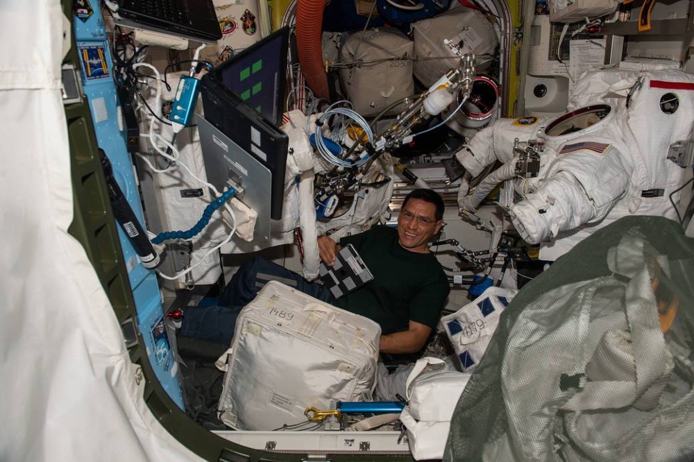 El astronauta de la NASA e ingeniero de vuelo de la Expedición 68, Frank Rubio, frota los bucles de enfriamiento dentro de las Unidades de Movilidad Extravehicular (EMU), o trajes espaciales, dentro de la esclusa de aire Quest de la Estación Espacial Internacional / Foto de NASA.