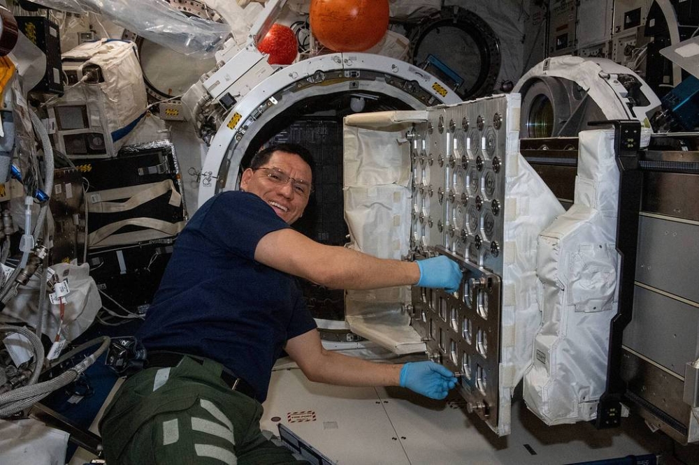 El astronauta de la NASA e ingeniero de vuelo de la Expedición 69, Frank Rubio, trabaja para instalar el NanoRacks CubeSat Deployer dentro de la esclusa de aire del módulo de laboratorio Kibo. / Foto de NASA.