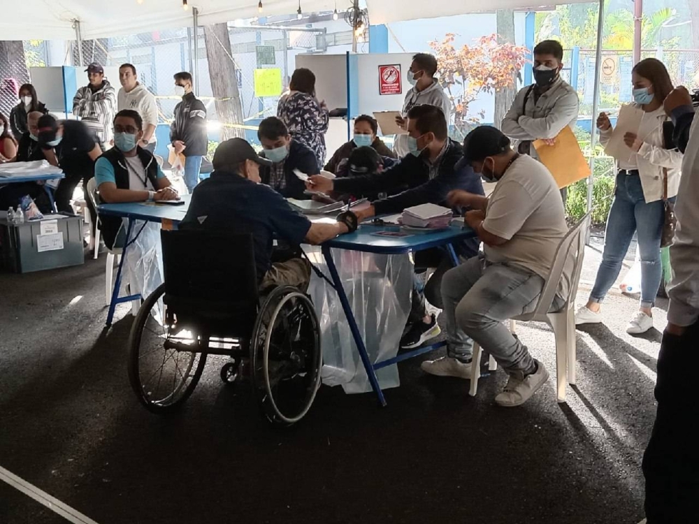 Un guatemalteco se presentó a la fiesta electoral del pasado 25 de junio en silla de ruedas / Foto de Javier Maldonado.