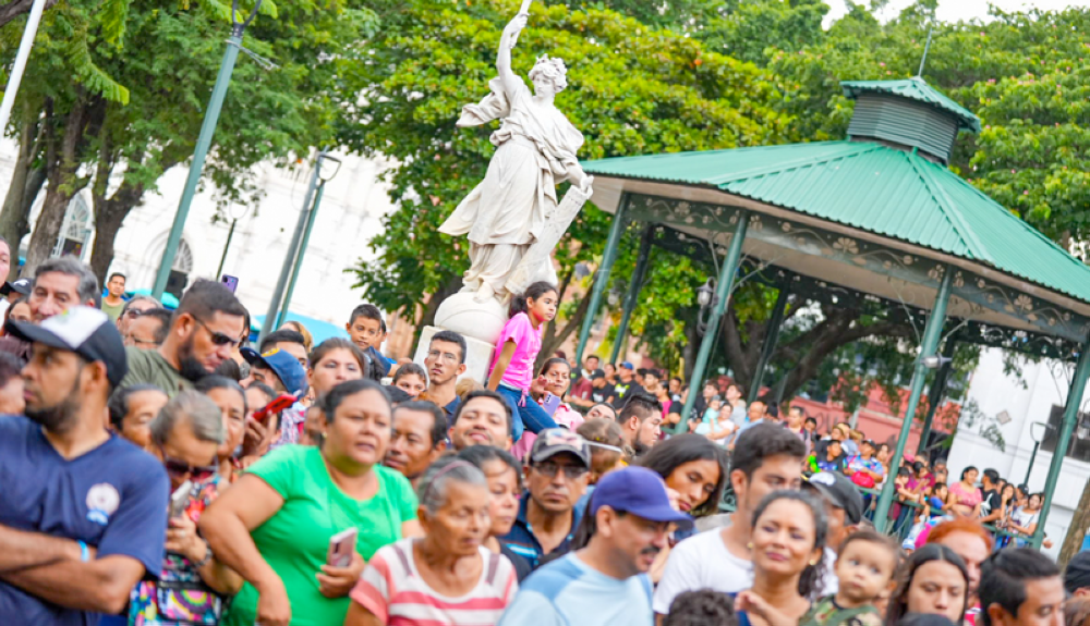 Las familias desde temprano se ubicaron en el Parque Libertad en Santa Ana.Cortesía @AcevedoGustavo_ 