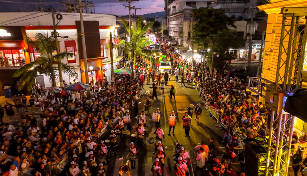 Los santanecos abarrotaron la Avenida Independecia para disfrutar del desfile del correo.Cortesía @AcevedoGustavo_ 