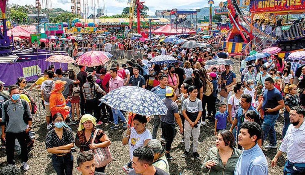 Grandes y chicos disfrutaron del último día del campo de la feria, en el parqueo del estadio Cuscatlán./ F. Valle.