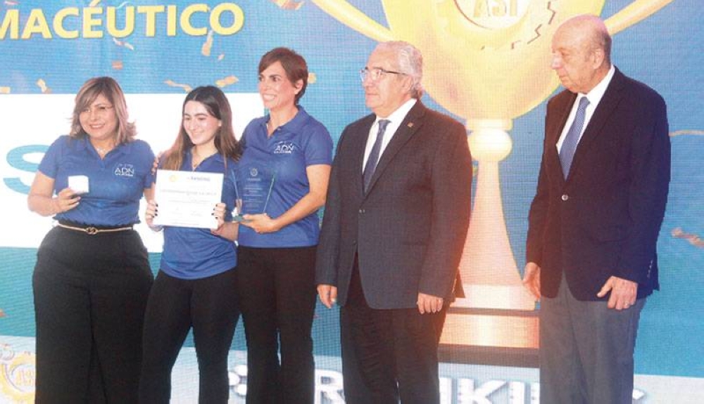 Representantes de Vijosa reciben el premio como el principal exportador farmacéutico. / F.V.
