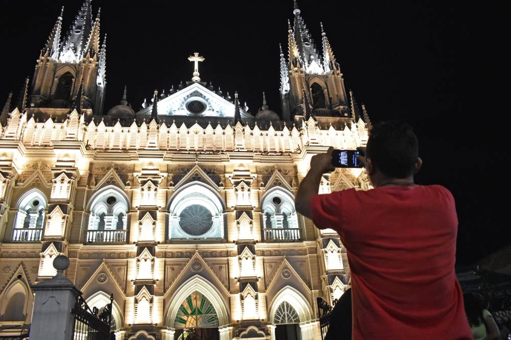 Los asistentes también pudieron disfrutar de la iluminada catedral de Santa Ana. Foto/Emerson Del Cid