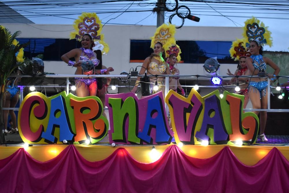 Las bailarinas animaron las fiestas de carnaval juliano. Foto/Emerson Del Cid