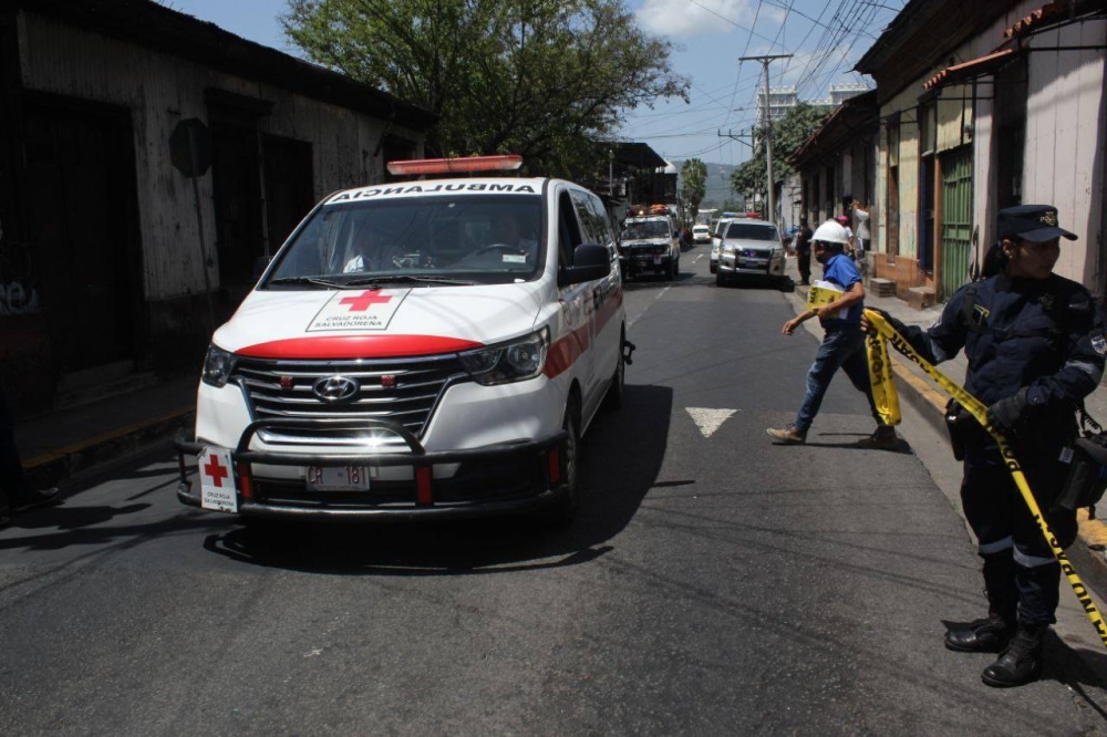 Las calles aledañas al cuartel de la PNC conocido por El Castillo han sido cerradas. Foto Emerson del Cid/ DEM