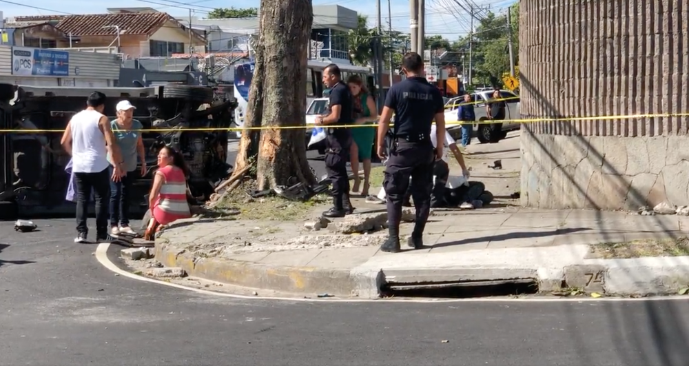 El acompañante de un motociclista murió tras un choque contra un vehículo particular en la colonia Escalón, en San Salvador / Cortesía