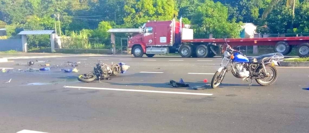 Un motociclista murió tras colisionar contra un pick up que se encontraba estacionado en la carretera en la carretera que conduce hacia Sonsonate / Cortesía