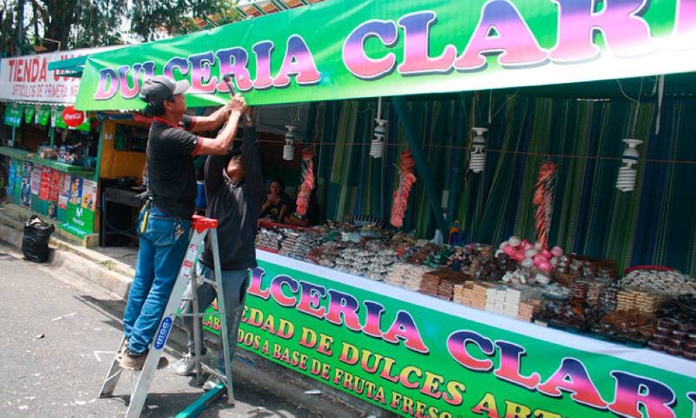 Los vendedores de dulces ya estaban instalados ayer. / F.V.