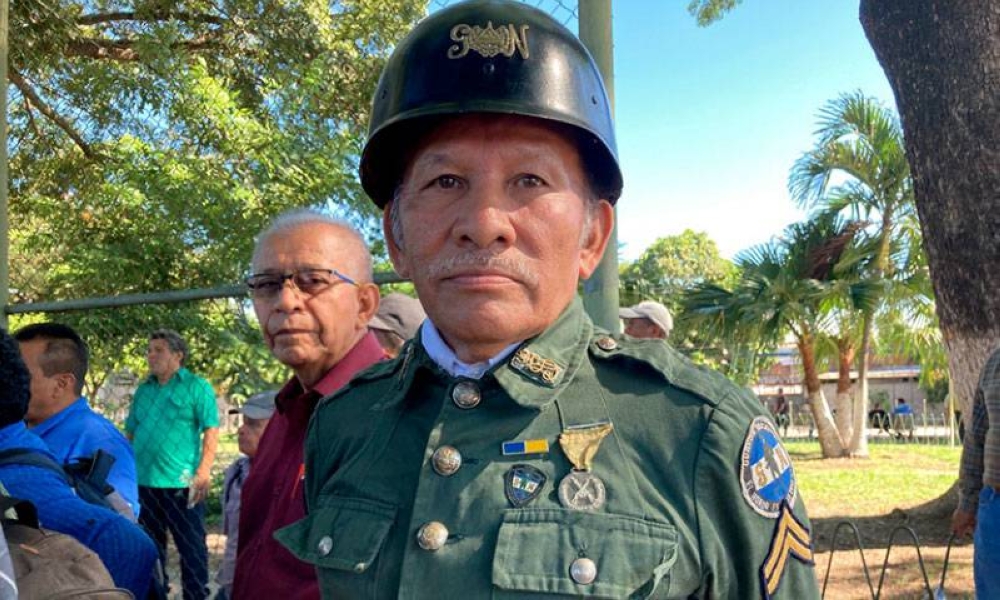 Óscar, quien estuvo en la Guardia Nacional durante 25 años, protestó ayer.