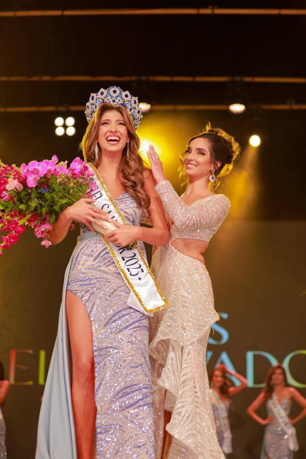 La feliz ganadora tras ser coronada por Alejandra Guajardo. / Foto: Reinado de El Salvador