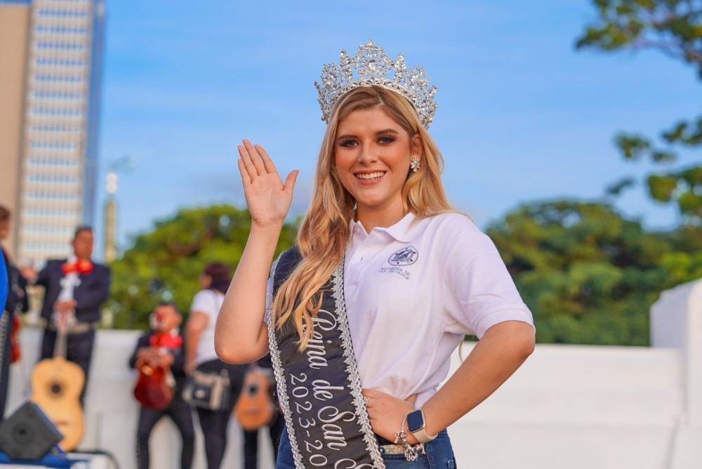 La reina de las fiestas agostinas, Amanda Carballo, encabezará el desfile del Correo. Cortesía Alcaldía Municipal de San Salvador.