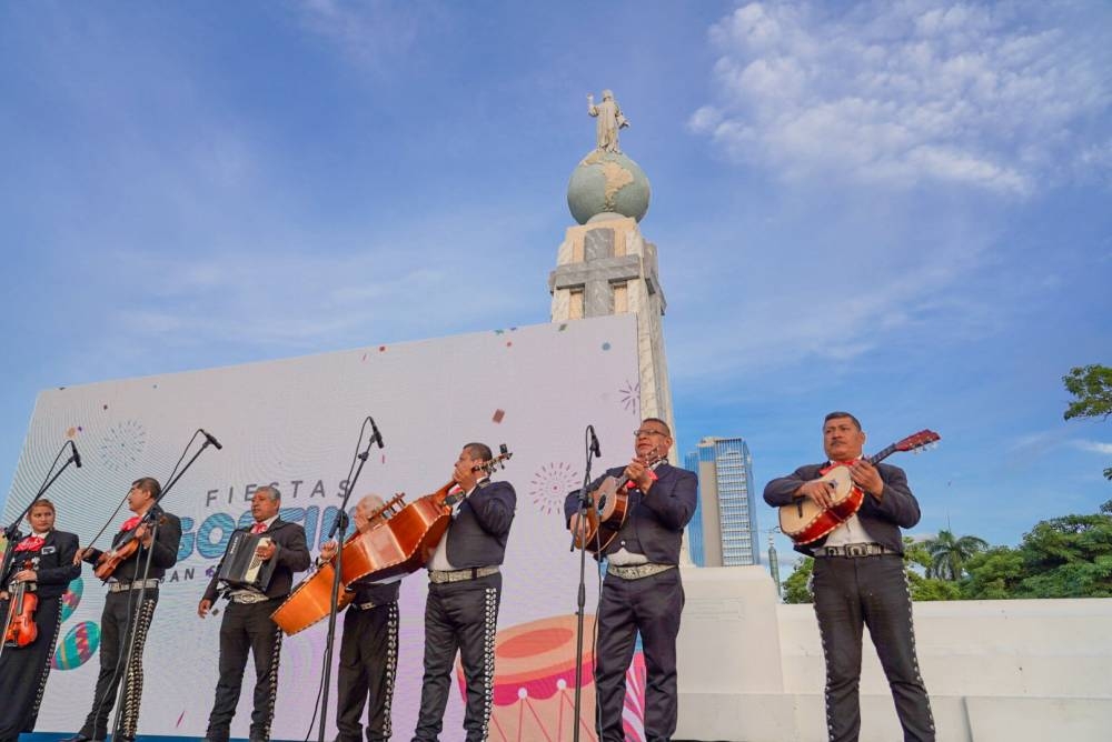 Un mariachi también deleitó a los capitalinos que transitaban por la plaza en honor al Divino Salvador del Mundo. Cortesía Alcaldía Municipal de San Salvador.