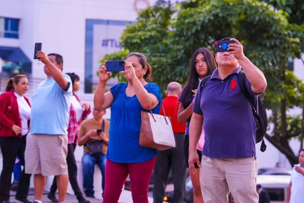 Los capitalinos llegaron a la plaza al Divino Salvador del Mundo a disfrutar de la serenata. Cortesía Alcaldía Municipal de San Salvador.