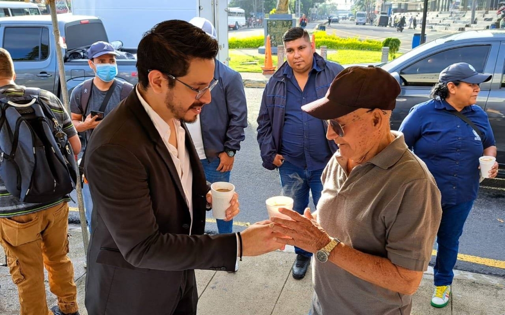 La alcaldía repartió atol shuco la mañana de este martes. Cortesía Alcaldía Municipal de San Salvador.