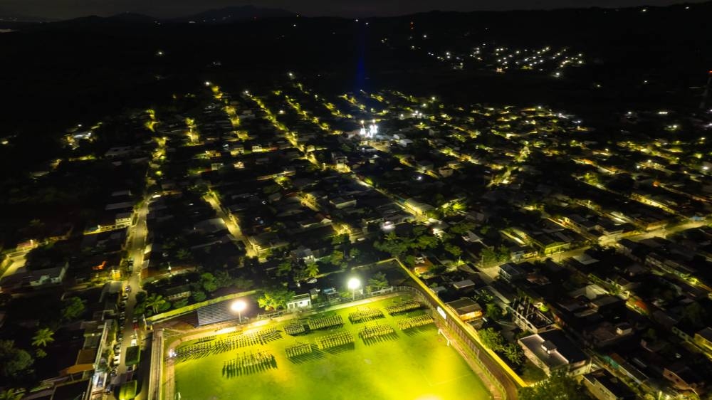 Una vista de la formación militar en el estadio municipal de Ilobasco, en Cabañas, esta madrugada. / Cortesía Nayib Bukele. 