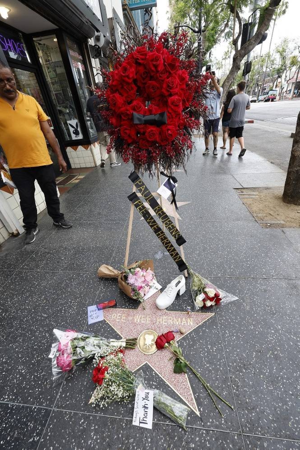 Los fans le rinden tributo en su estrella del Hollywood Walk of Fame de LA. / Foto: AFP