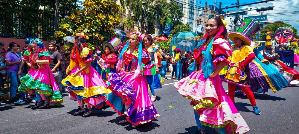 Cientos de salvadoreños abarrotaron las calles de San salvador desde tempranas horas de este jueves. 