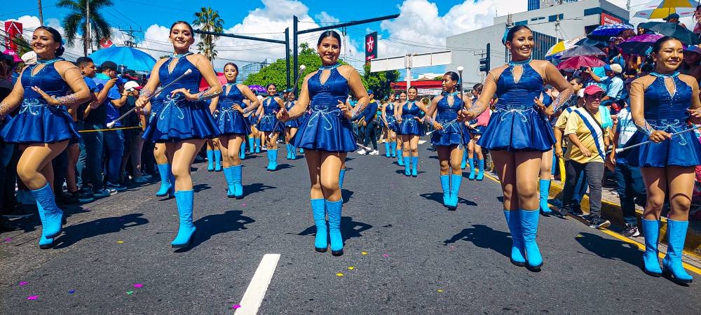 Las cachiporras desfilaron en colorido con sus bailes y coreografías. 