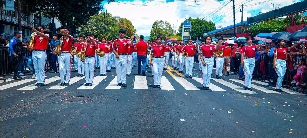 Las diferentes bandas de paz pusieron la música durante el desfile. 