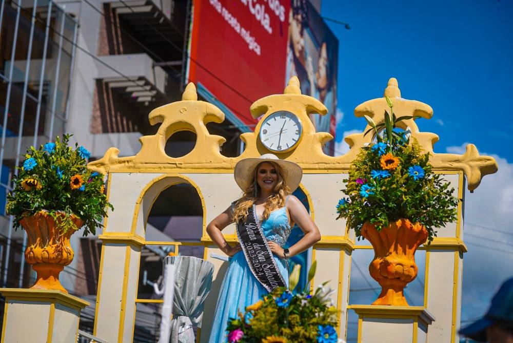 Las carrozas llenaron de belleza y color el desfile. 