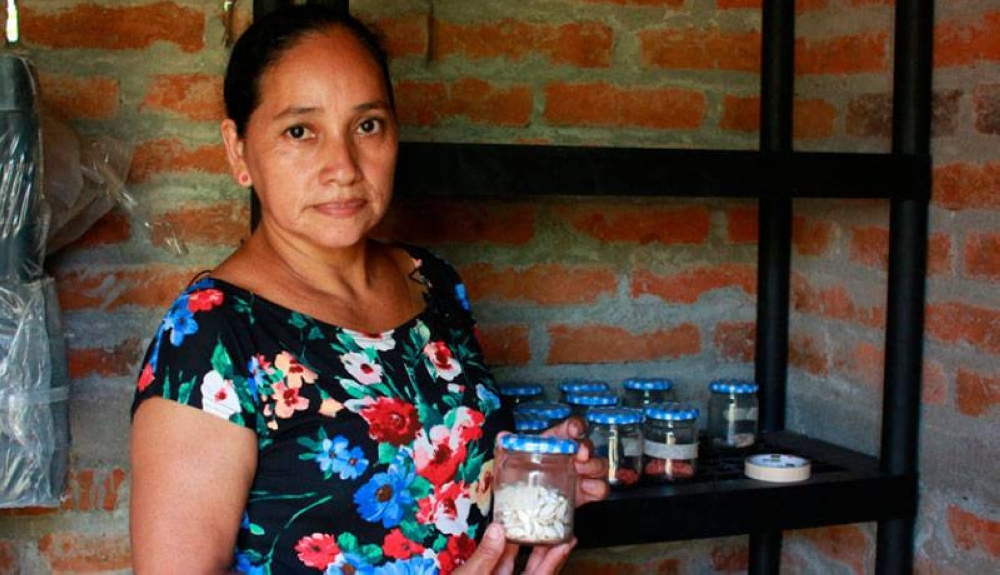 Alicia Escobar muestra el banco de semillas que crean junto a las mujeres de la comunidad. / F.V.