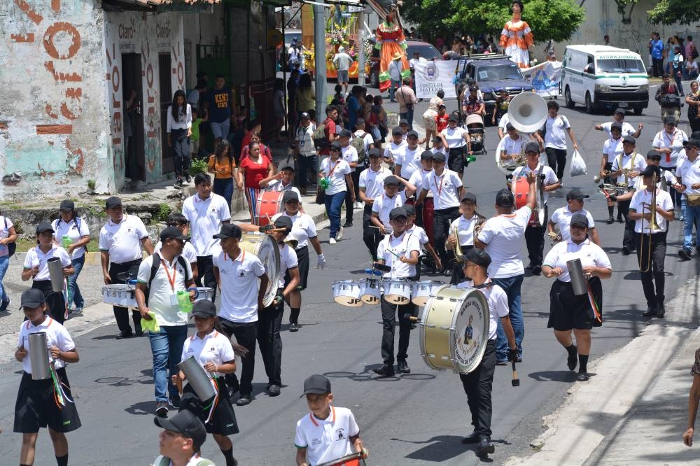 Diferentes bandas encabezando el desfile de correos. Lisbeth Ayala 