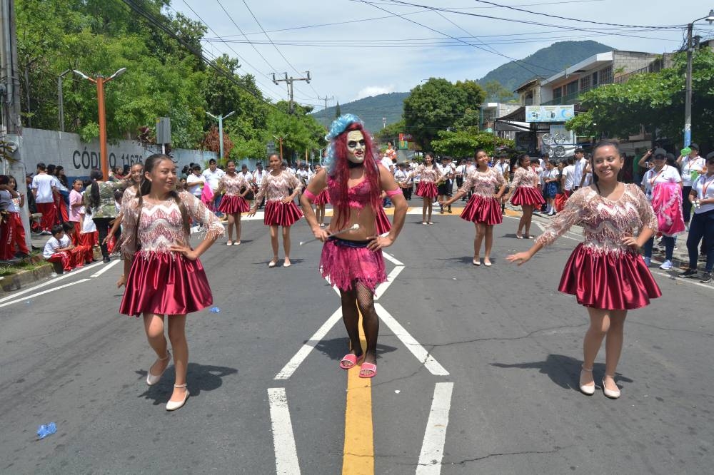 Las cachiporras del colegio salvadoreño San Martín de Porres junto a un viejo de agosto dieron alegría en la calle de la Zacamil. Lisbeth Ayala 