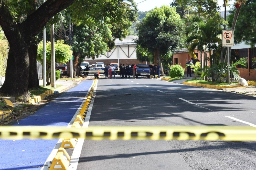 Agentes policiales cerraron el acceso alrededor de la escena del crimen con cinta amarilla / Foto de Emerson del Cid.