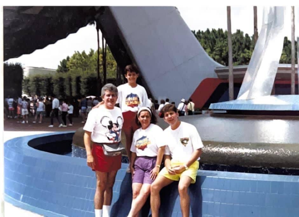 En Disney, con los niños vistiendo camisetas del clásico del entretenimiento 