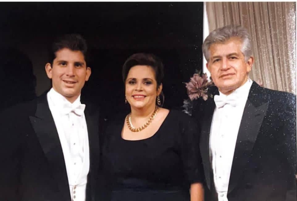 Muy elegantes, Guillermo junto a su segunda madre, a quien llamara 