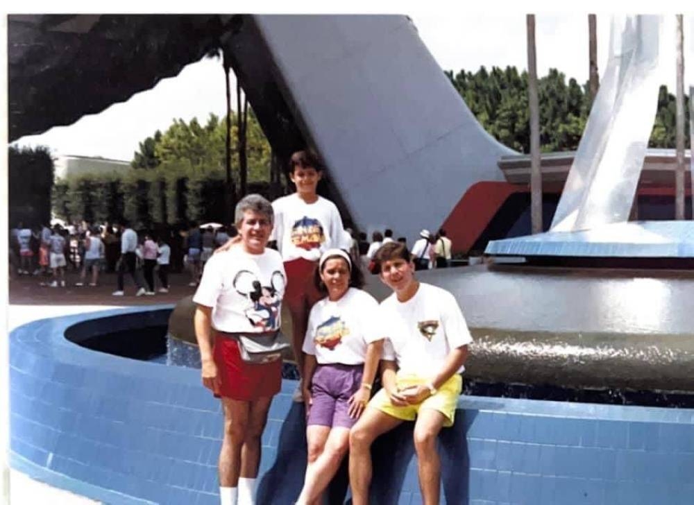 Recuerdos de Disney, con los niños vistiendo camisetas del clásico del entretenimiento 