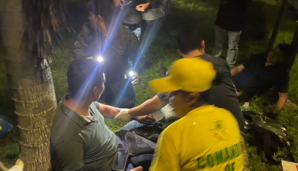 Varios pasajeros lesionados son atendido en el lugar del accidente en la Troncal del Norte, en Apopa. Cortesía de Comando de Salvamento