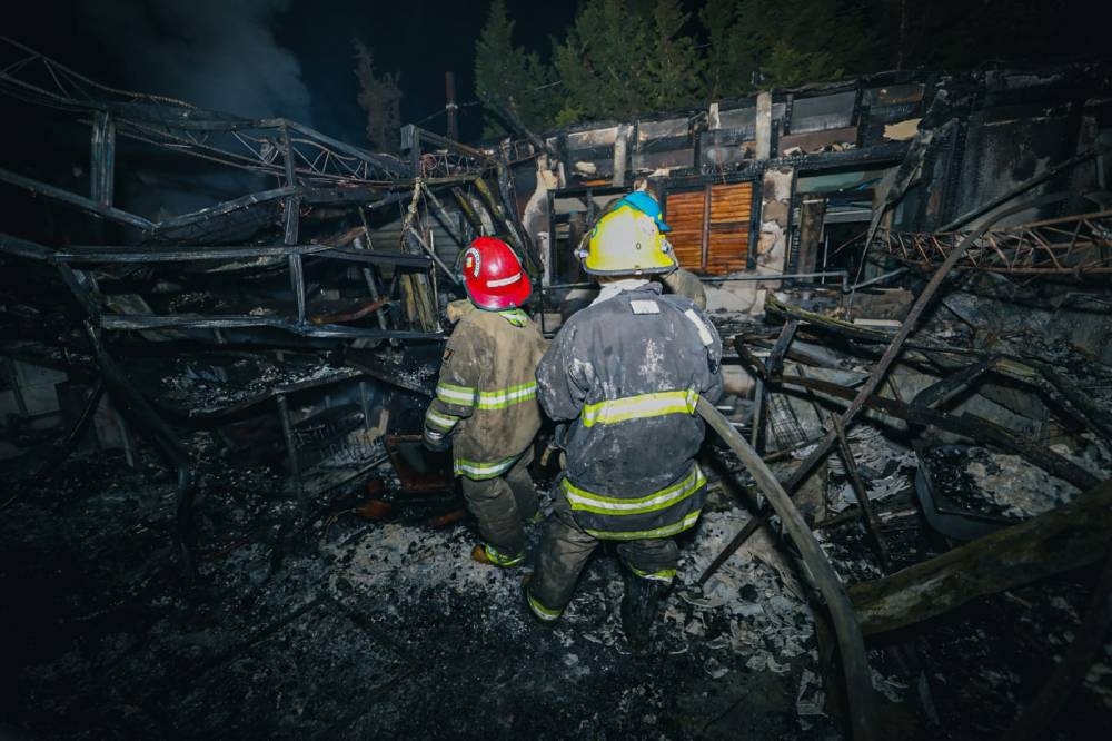 El incendio ocurrió en horas de la madrugada indicaron las autoridades / Cortesía Bomberos.