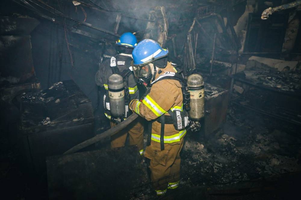 Unidades de Bomberos evitaron que el fuego trascendiera hasta otro negocio de comida. / Cortesía Bomberos.