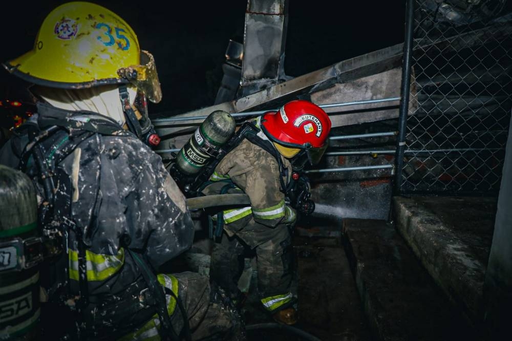 Los Bomberos solo reportaron daños materiales en la zona de cocina del restaurante / Cortesía Bomberos.