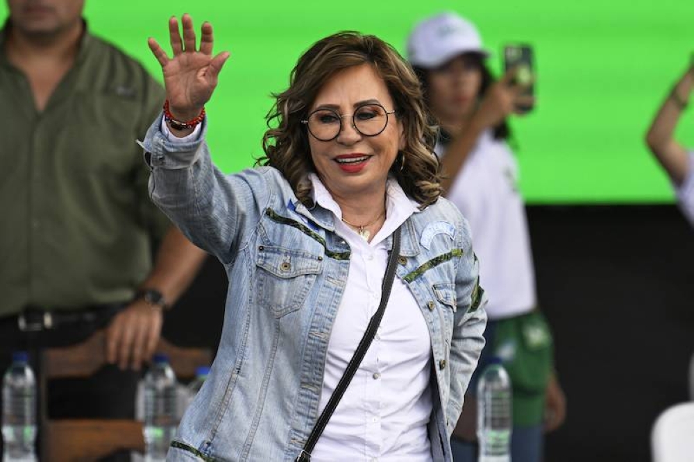 Sandra Torres, saluda a sus simpatizantes en el cierre de campaña el viernes./AFP