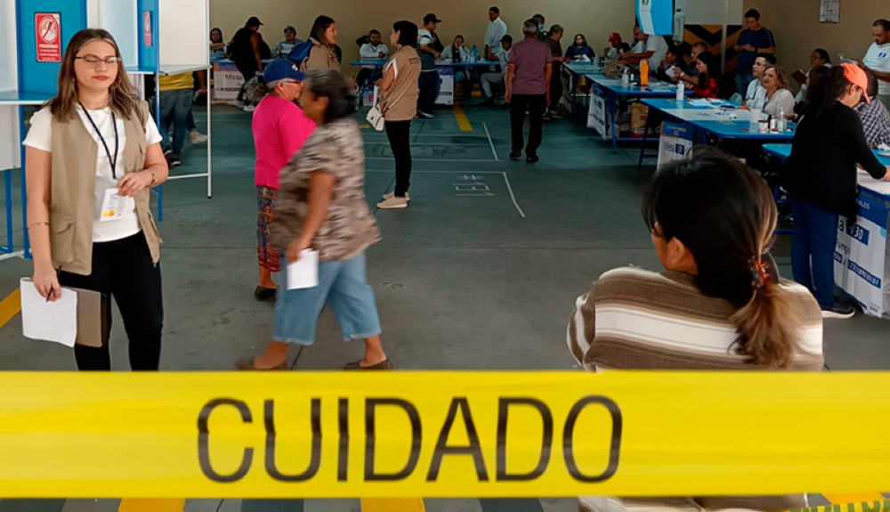 Centro de votación cn poca afluencia de votantes en la capital guatemalteca. Foto DEM Javier Maldonado.