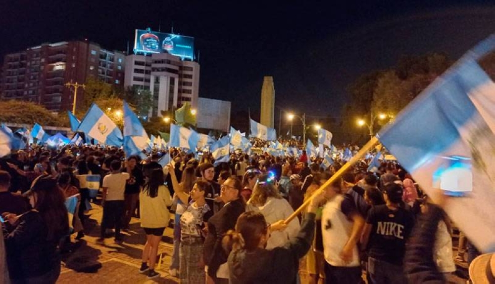 Cientos de personas celebraban el triunfo de Arévalo anoche. / Cortesía