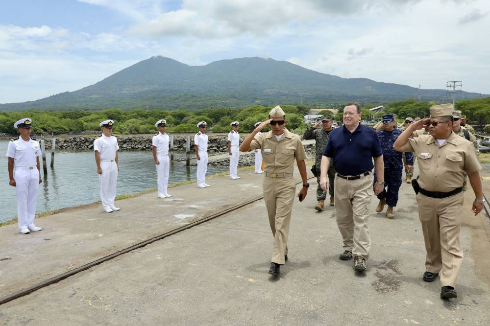 El embajador también visitó la base naval de la Fuerza Armada / Cortesía embajada de EEUU.