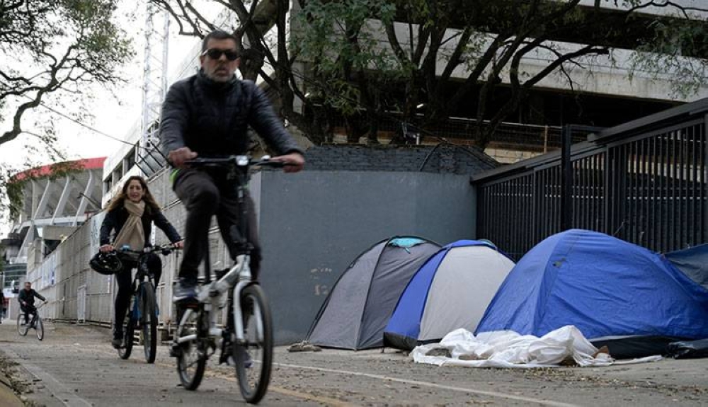 El campamento montado frente al estadio River Plate, en espera de la artista.