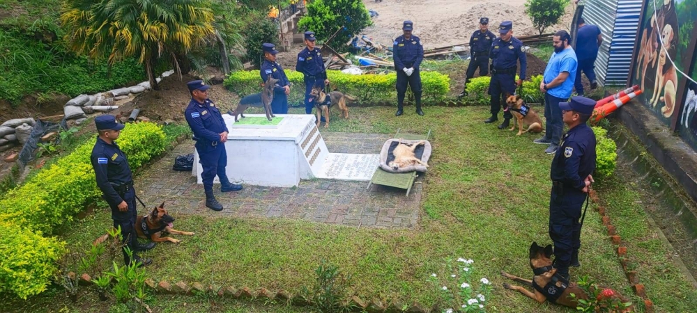 El perro fue despedido con honores por la agentes de la PNC.